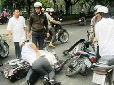 Dàn cảnh va quẹt rồi cướp xe máy ở Sài Gòn