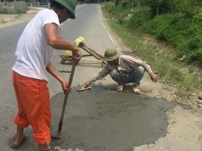 Đình chỉ công tác 3 cán bộ giao thông trách mắng dân tự sửa đường