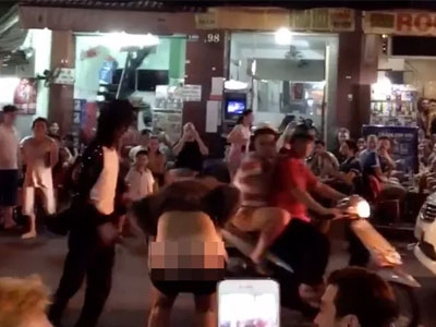 Đôi Tây diễn "trò lố" khó coi, làm huyên náo góc phố Bùi Viện