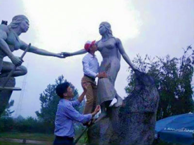 Kiểm điểm cán bộ huyện "hôn" ngực tượng nàng Biang
