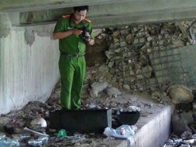 Thùng gỗ nghi chứa xác thai nhi trôi trên rạch ở Sài Gòn