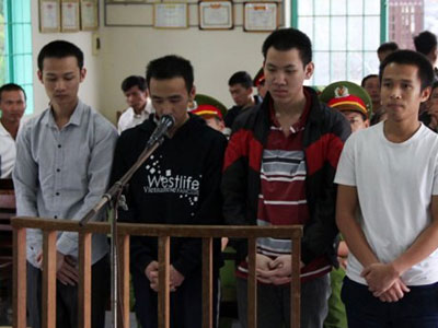 4 thanh niên trói tài xế, cướp xe taxi