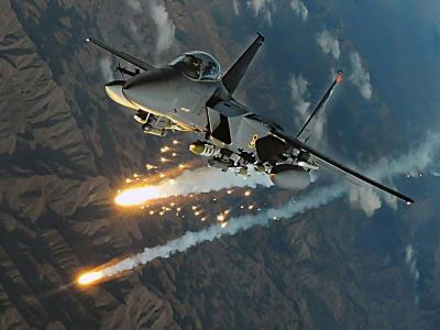 Báo Mỹ: Tiêm kích Su-27 thừa sức áp đảo F-15