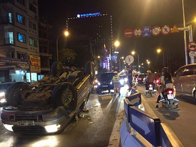 Ôtô lật ngửa, bốc cháy dữ dội trên cầu vượt giữa Thủ đô