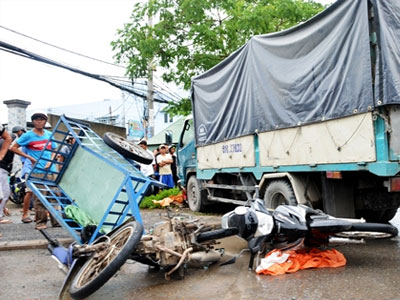 Ôtô tải húc văng nhiều xe máy ở vùng ven Sài Gòn
