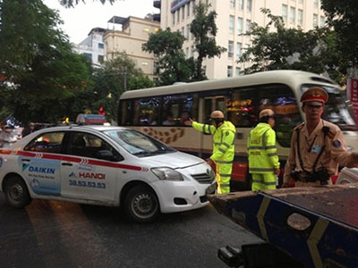 "Phong trào" tung clip liên quan đến CSGT lên mạng: Góp ý hay ý đồ?