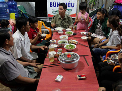 Bữa cơm thân mật của hai gia đình sau gần 4 năm bị trao nhầm con