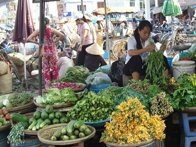 Tin bão số 1 về, người dân đổ xô đi chợ tích trữ thực phẩm
