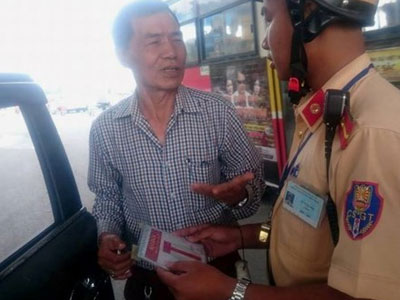 Tước hàng loạt phù hiệu Bộ Công an gắn trên ô tô tư nhân