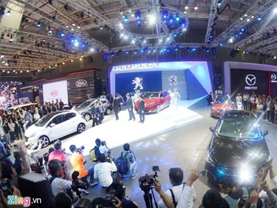 Vietnam Motor Show 2016 diễn ra ở Hà Nội, quy tụ 13 hãng xe