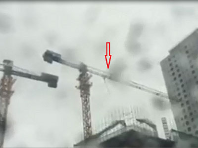 Clip: Cần cẩu dài hàng chục mét quay tròn trong gió bão