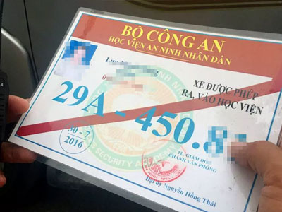 Hàng chục phù hiệu “Bộ Công an” bị CSGT Hà Nội thu giữ