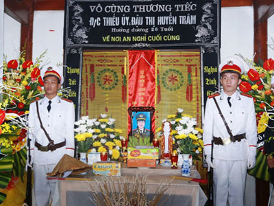 Rơi lệ trước di ảnh nữ công an từ chối điều trị ung thư để cứu con