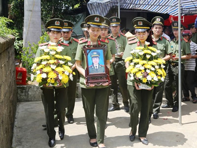 Tiễn đưa người mẹ ung thư nhường sự sống cho con