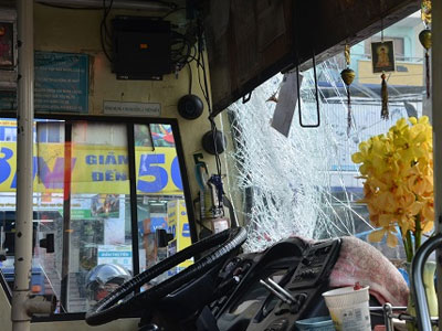 Xe bồn tông xe buýt ở Sài Gòn, hơn 10 người thoát chết