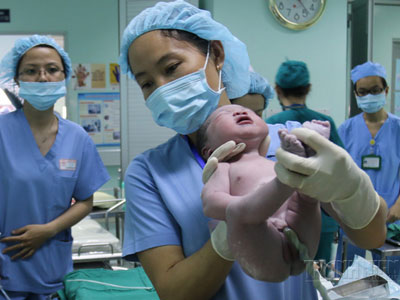 Cha mẹ giữ lại cuống rốn cho con, cần những gì?