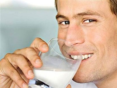 Đàn ông uống sữa đậu nành teo "cậu nhỏ", vô sinh?