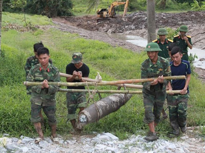 Đào ao trúng quả bom 250 kg