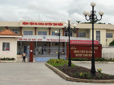Em bé nguy kịch, vẫn phải đóng tiền xong mới được cấp cứu