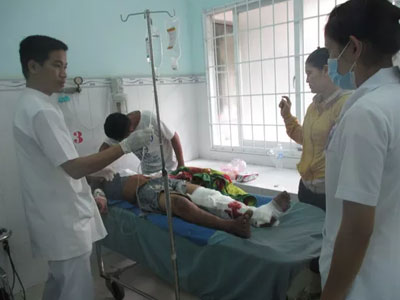 Hai xe tải đâm trực diện, 5 người bị kẹt trong ca-bin