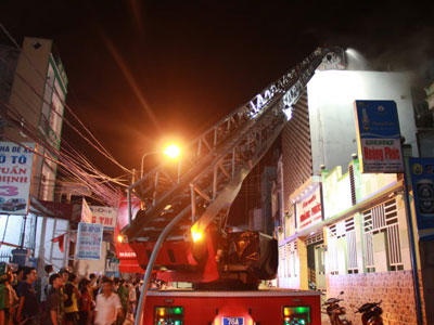 "Làng" karaoke cháy, khách tháo chạy tứ tán