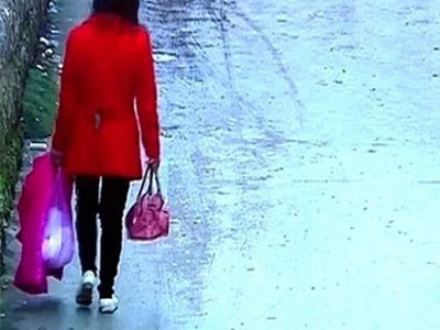Mẹ Trung Quốc bỏ con mới đẻ vào túi nilon đem vứt