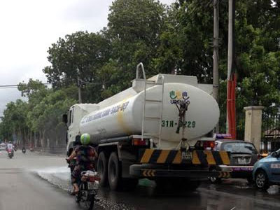 Sao Hà Nội phun nước rửa đường ngay sau mưa lớn?