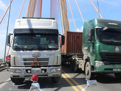 Xe container chết máy, cầu Rạch Miễu kẹt cứng