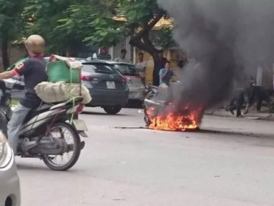 Xe máy bốc cháy ngùn ngụt trên phố Hà Nội sau cú va chạm