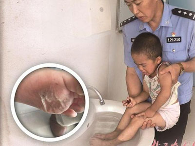 Bé trai 3 tuổi chân trần đi tìm mẹ trên mặt đường nhựa 59 độ C