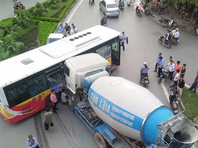 Hà Nội: Xe bồn đâm ngang hông xe buýt, nhiều hành khách la hét hoảng sợ