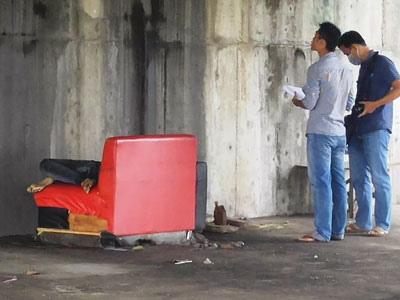 Nam thanh niên nằm chết dưới dạ cầu, miệng đầy máu