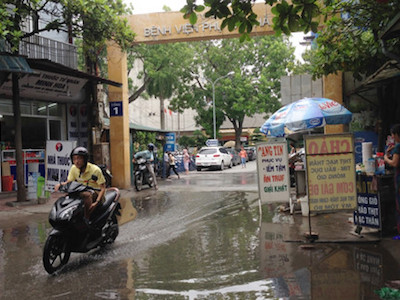 Nước thải bẩn "bủa vây" Bệnh viện Phụ sản Hà Nội