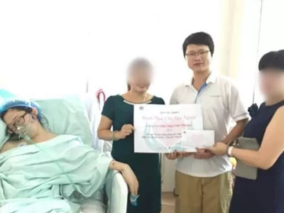 Xôn xao bức ảnh người phụ nữ tươi cười bên cạnh thiếu úy Huyền Trâm đang hôn mê
