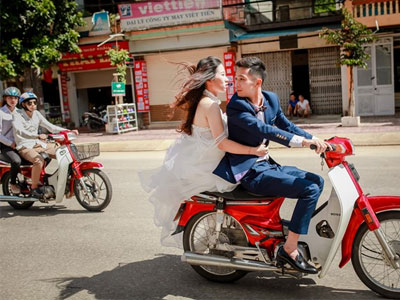 Ảnh cưới không đội mũ bảo hiểm bên dàn xe Dream gây bất bình