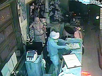 Băng trộm tiệm vàng "đại náo" miền Tây: "Hạ gục" camera an ninh bằng bịch ni lông