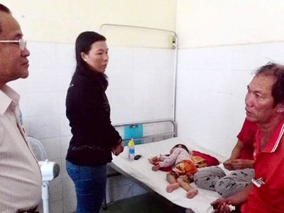 Bé trai gồng mình rồi tắt thở ở phòng cấp cứu