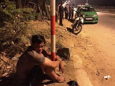 Thấy công an kiểm tra, quăng vội bao thuốc rồi bỏ chạy