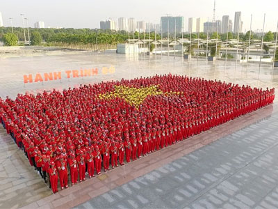 2.000 người xếp hình lá cờ Việt Nam tại Hà Nội