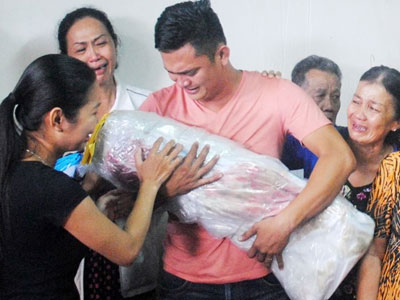 Bà ôm chặt cháu trên gác của ngôi nhà cháy