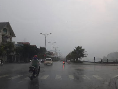 Bão số 2 kề sát, mưa rào đang trút xuống Quảng Ninh