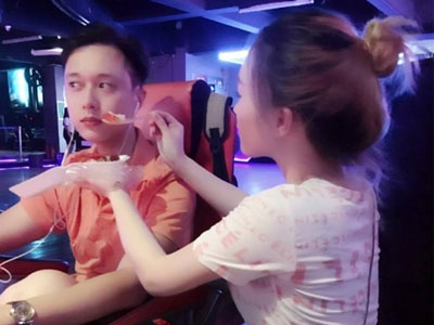 Bức ảnh "cô gái đút cho người yêu ăn" gây xôn xao