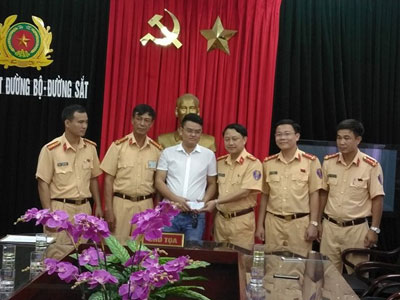CSGT trao trả 21 triệu đồng cho bác sĩ đánh rơi tiền