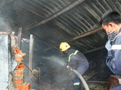 Hàng trăm công nhân tháo chạy khi công ty bốc cháy