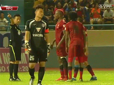 Ngoại binh V.League vái lạy trọng tài là giọt nước tràn ly