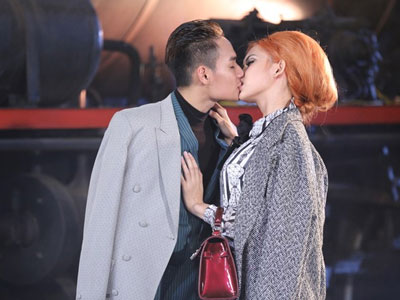 Thanh Hằng "đơ" trước màn hôn đắm đuối của thí sinh Next Top