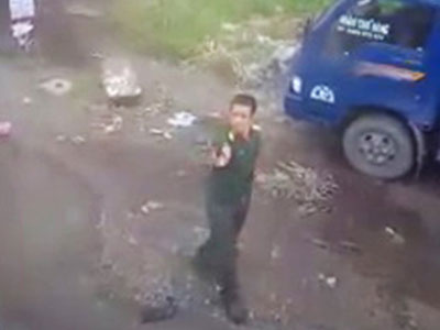 Xác minh clip người mặc quân phục cầm súng dọa bắn tài xế
