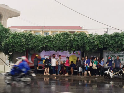Sét đánh đứt dây điện nơi hàng chục người đang trú mưa