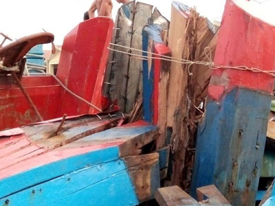 14 ngư dân hoảng loạn khi bị tàu lạ đâm