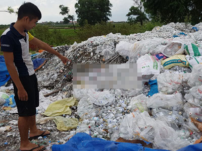 Núi rác thải y tế chình ình giữa làng ung thư
